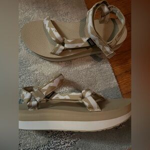 Teva Flatform Universal Platform Sandal size 11 Nude and White Design